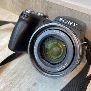 Sony Cyber-shot DSC-H5 Digital Camera - 12x Optical Zoom - 7.2 Megapixel